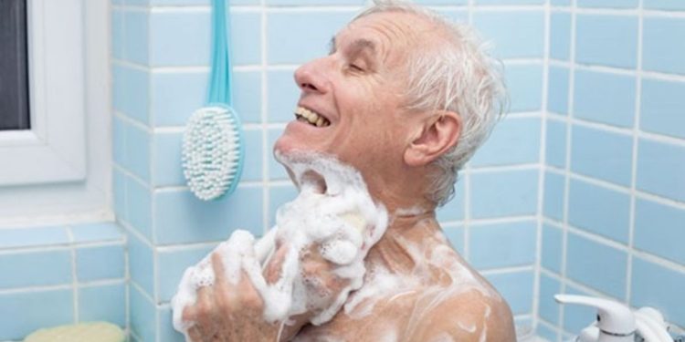 No es a diario: cada cuánto deben bañarse los mayores de 65 años y por qué
