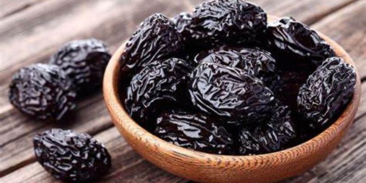 Oro negro: la fruta repleta de antioxidantes que fortalece los huesos y previene el estreñimiento