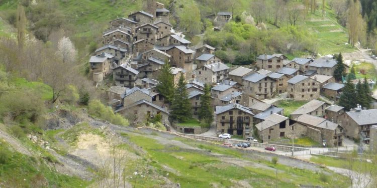 El pueblo de Cataluña al que solo se puede acceder por carretera desde Andorra: dónde está y cómo llegar