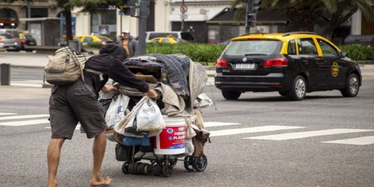 La pobreza bajó al 31,6 % en el primer semestre y es la más baja desde 2018