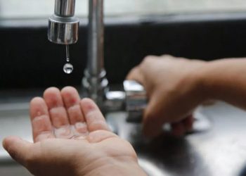 Privatización de AySA: el Gobierno habilitó los cortes de agua por falta de pago