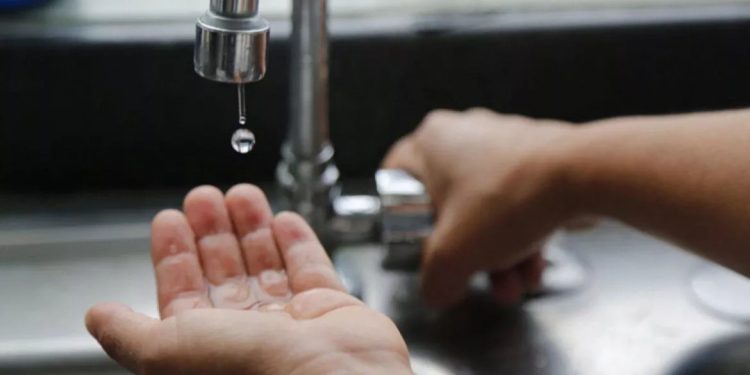 Privatización de AySA: el Gobierno habilitó los cortes de agua por falta de pago