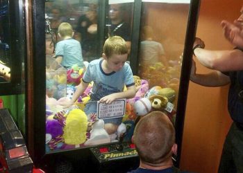 Insólito, un niño “se transformo en peluche” al quedar atrapado en una de esas máquinas en Ohio