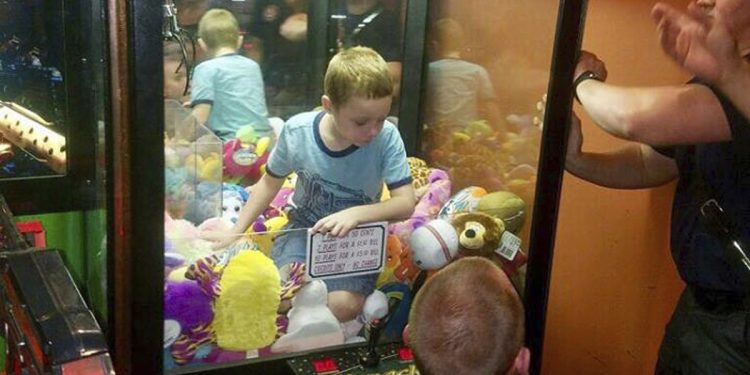 Insólito, un niño “se transformo en peluche” al quedar atrapado en una de esas máquinas en Ohio