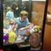 Insólito, un niño “se transformo en peluche” al quedar atrapado en una de esas máquinas en Ohio