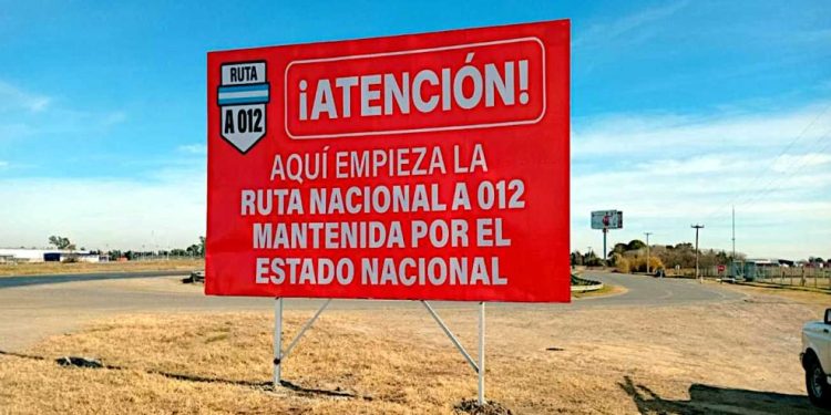 Aparecieron carteles contra Milei por la falta de mantenimiento de rutas