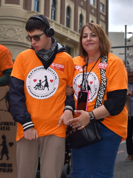 Ana Recio junto a su hijo en la manifestación del Día Internacional del Trabajador. (María Guerrero)