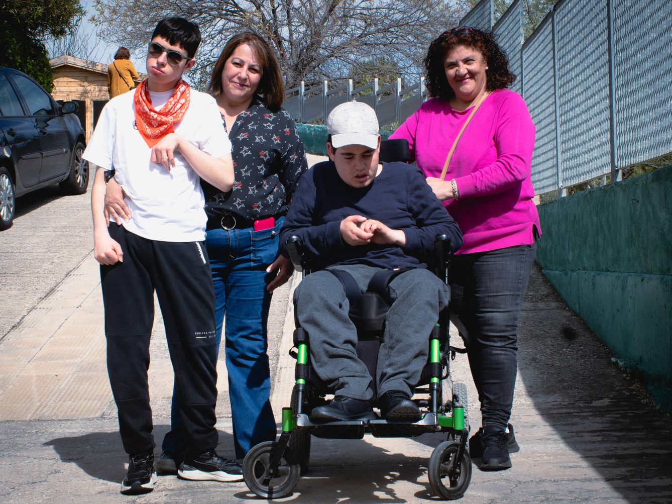 Ana Recio (izq.) y Carmen Laguna (dch.) posan junto a sus hijos. (Lili Pateman))