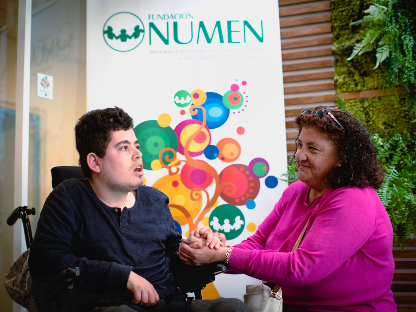 Carmen Laguna junto a su hijo Javier en la fundación Numen. (Lili Pateman)