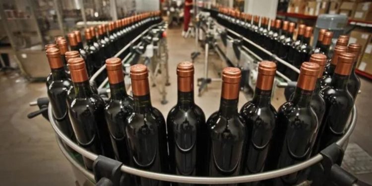 Sturzenegger defendió la “motosierra” en el INV y prometió desburocratizar el vino argentino