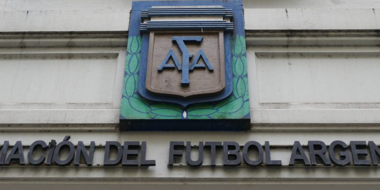 Un entrenador argentino fue expulsado por pronunciar una frase antisemita contra un árbitro