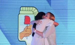 Flor Destéfanis junto a Anabel Fernández Sagasti