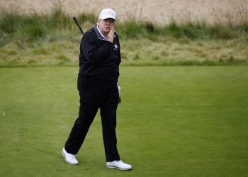 Video: descubrieron a Donald Trump haciendo trampa en un campo de golf en Escocia
