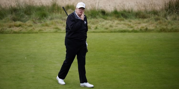 Video: descubrieron a Donald Trump haciendo trampa en un campo de golf en Escocia