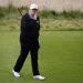 Video: descubrieron a Donald Trump haciendo trampa en un campo de golf en Escocia