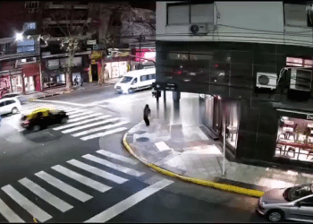 Impactante video: Colectivo embiste peatón y derriba semáforo en Recoleta: 14 heridos