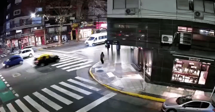 Impactante video: Colectivo embiste peatón y derriba semáforo en Recoleta: 14 heridos