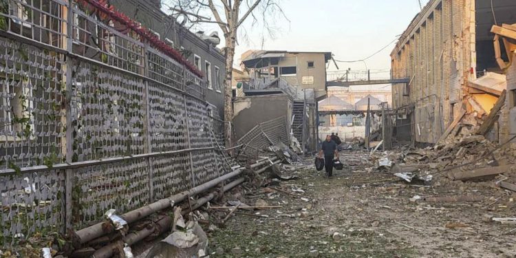 Rusia bombardea prisión en Zaporiyia y desata críticas por crimen de guerra