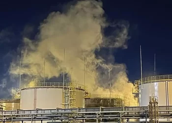 Ucrania golpea refinerías rusas y provoca escasez; estiman fuera de servicio 17% de la capacidad