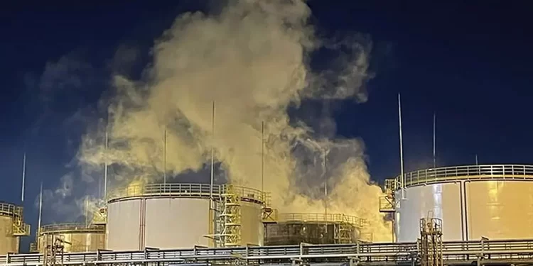 Ucrania golpea refinerías rusas y provoca escasez; estiman fuera de servicio 17% de la capacidad