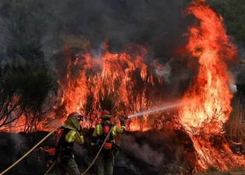 Los grandes incendios de Orense permanecen activos