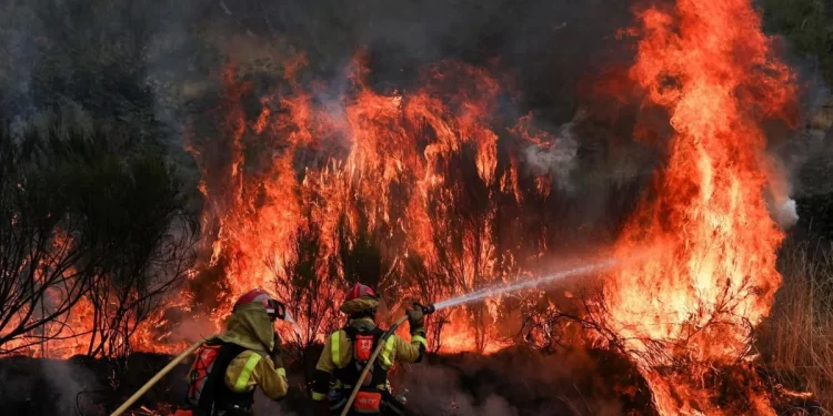 Los grandes incendios de Orense permanecen activos