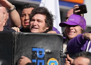 “Todo lo que dice Spagnuolo es mentira; lo vamos a llevar a la Justicia” y luego las pedradas, e insultos obligan a evacuar a Milei