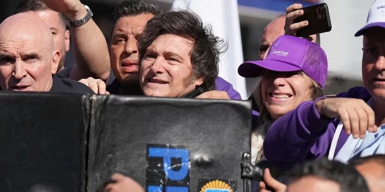 “Todo lo que dice Spagnuolo es mentira; lo vamos a llevar a la Justicia” y luego las pedradas, e insultos obligan a evacuar a Milei