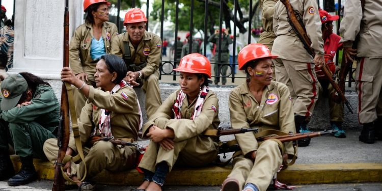 Maduro intensifica la propaganda de alistamiento en la milicia y exhibe filas tras su llamado