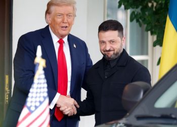 Zelenski ofrece a Trump un acuerdo militar por 100.000 millones a cambio de garantías de seguridad. Un micrófono indiscreto