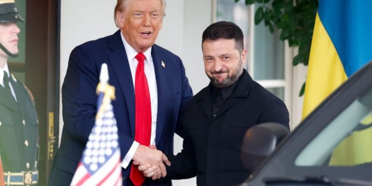 Zelenski ofrece a Trump un acuerdo militar por 100.000 millones a cambio de garantías de seguridad. Un micrófono indiscreto