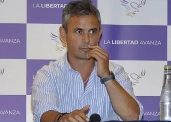 Nervios traicioneros: Error de Martín Menem al tuitear expone presunta cuenta alterna y reaviva la interna con Caputo