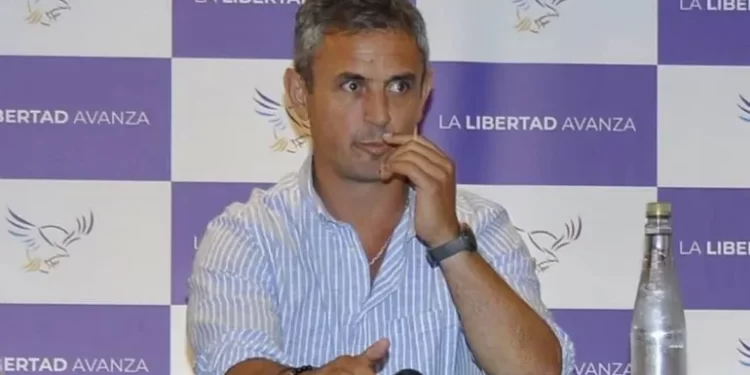 Nervios traicioneros: Error de Martín Menem al tuitear expone presunta cuenta alterna y reaviva la interna con Caputo