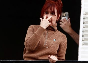 Cristina Kirchner, presa por corrupción, abusa de su detención domiciliaria y redobla ataques contra Milei
