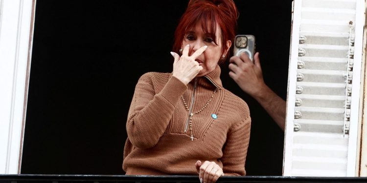 Cristina Kirchner, presa por corrupción, abusa de su detención domiciliaria y redobla ataques contra Milei