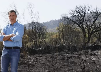 Sánchez pide ayuda a Bruselas por los incendios: tres muertos, 10.700 evacuados. Escasa inversión en prevención