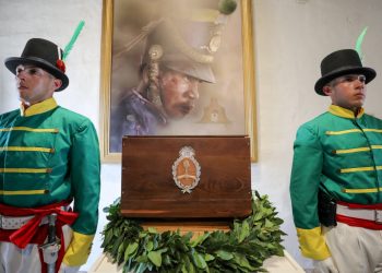 Corrientes conmemoró a Juan Bautista Cabral con emotivo traslado de los restos en medio de tensiones políticas. Petri prohibió la presencia del Ejército