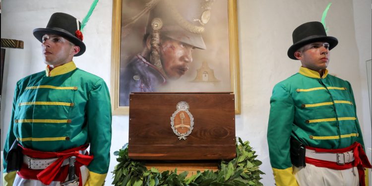 Corrientes conmemoró a Juan Bautista Cabral con emotivo traslado de los restos en medio de tensiones políticas. Petri prohibió la presencia del Ejército