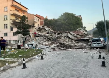 Sismo de magnitud 6,1 sacude el oeste de Turquía: Colapsan diez edificios, un muerto y decenas de heridos