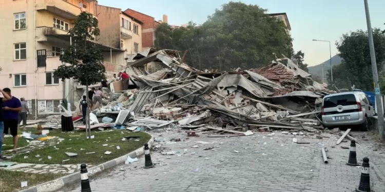 Sismo de magnitud 6,1 sacude el oeste de Turquía: Colapsan diez edificios, un muerto y decenas de heridos