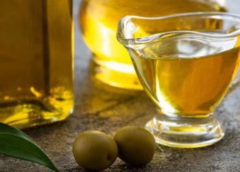 Aceite de oliva con agua: por qué recomiendan esta mezcla y para qué sirve