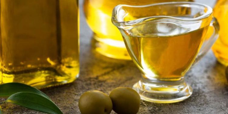 Aceite de oliva con agua: por qué recomiendan esta mezcla y para qué sirve