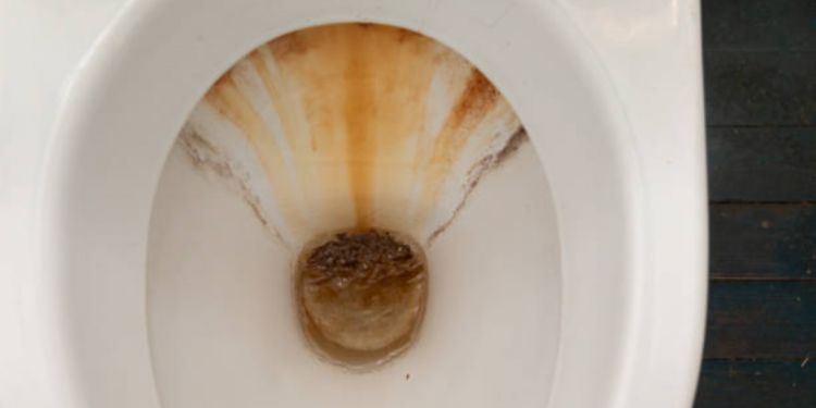 Adiós al vinagre y al bicarbonato: el truco casero que elimina el sarro sin dañar las superficies