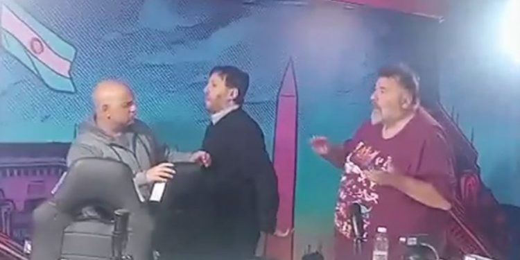 Batalla campal en un streaming entre invitados de Mario Casalongue y columnistas de Diego Brancatelli