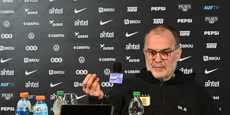 Bielsa: del “me equivoqué en el diagnóstico” al fuerte mensaje a los jugadores puertas adentro