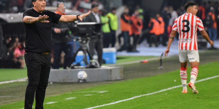 Campodónico, tras la derrota ante River: “Los chicos hicieron lo que les pedí” y “me daban ganas de jugar”