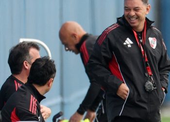 Con varios cambios y sin completar el banso, los 21 jugadores de River concentrados para visitar a Lanús