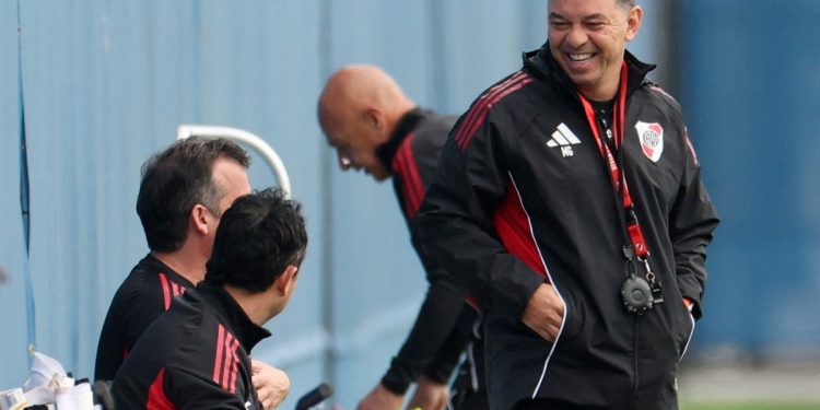 Con varios cambios y sin completar el banso, los 21 jugadores de River concentrados para visitar a Lanús