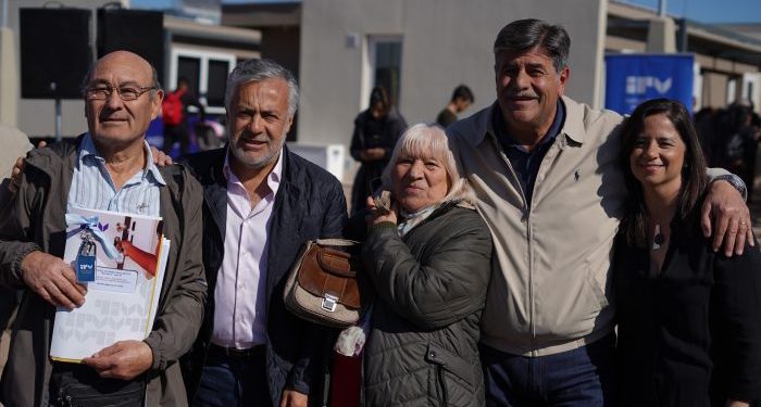 Cornejo entregó viviendas en Junín: “Los criticones de siempre nos hacen la cuenta de lo que falta”