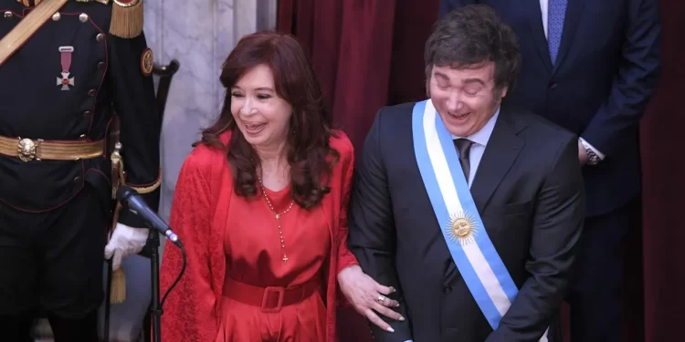 Kirchner acusa a Milei de cobarde por culpar a Villarruel; Caputo señala al “riesgo kuka” como causa del dólar alto… ¿pero dónde está el riego?